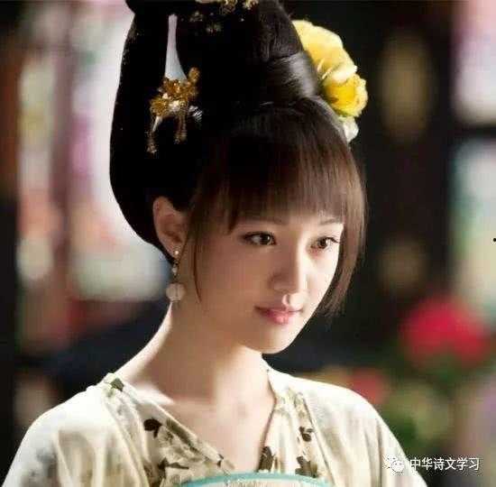 古装女生视频吃瓜图片,古风韵味十足