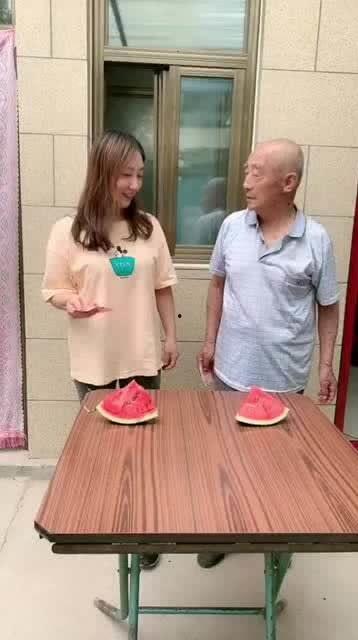 爷爷带孙女吃瓜视频在线观看,温馨亲子互动瞬间