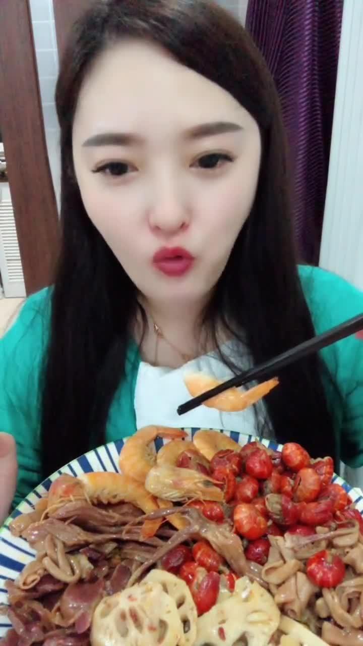 利川小姐姐吃瓜事件视频,网络热议背后的真相揭秘