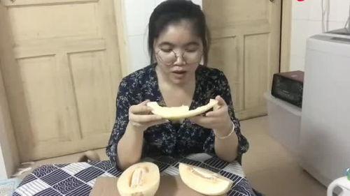 打工妹吃瓜的视频,揭秘职场八卦背后的真实故事