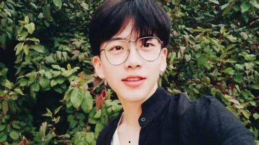 抖音网红陈佩奇吃瓜视频,揭秘网红幕后故事